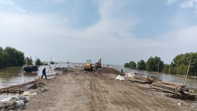 Sungguh Sangat Kacau PT Aquanur Sinergindo Bebas Keruk Pasir Laut Diduga Secara Ilegal Urug Pesisir Desa Bubun
