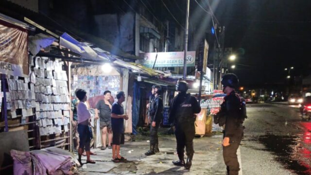 Patroli Dini Hari Brimob Sumut Perkuat Keamanan Kota Medan, Sambangi Pos Kamling dan Pelaku UMKM